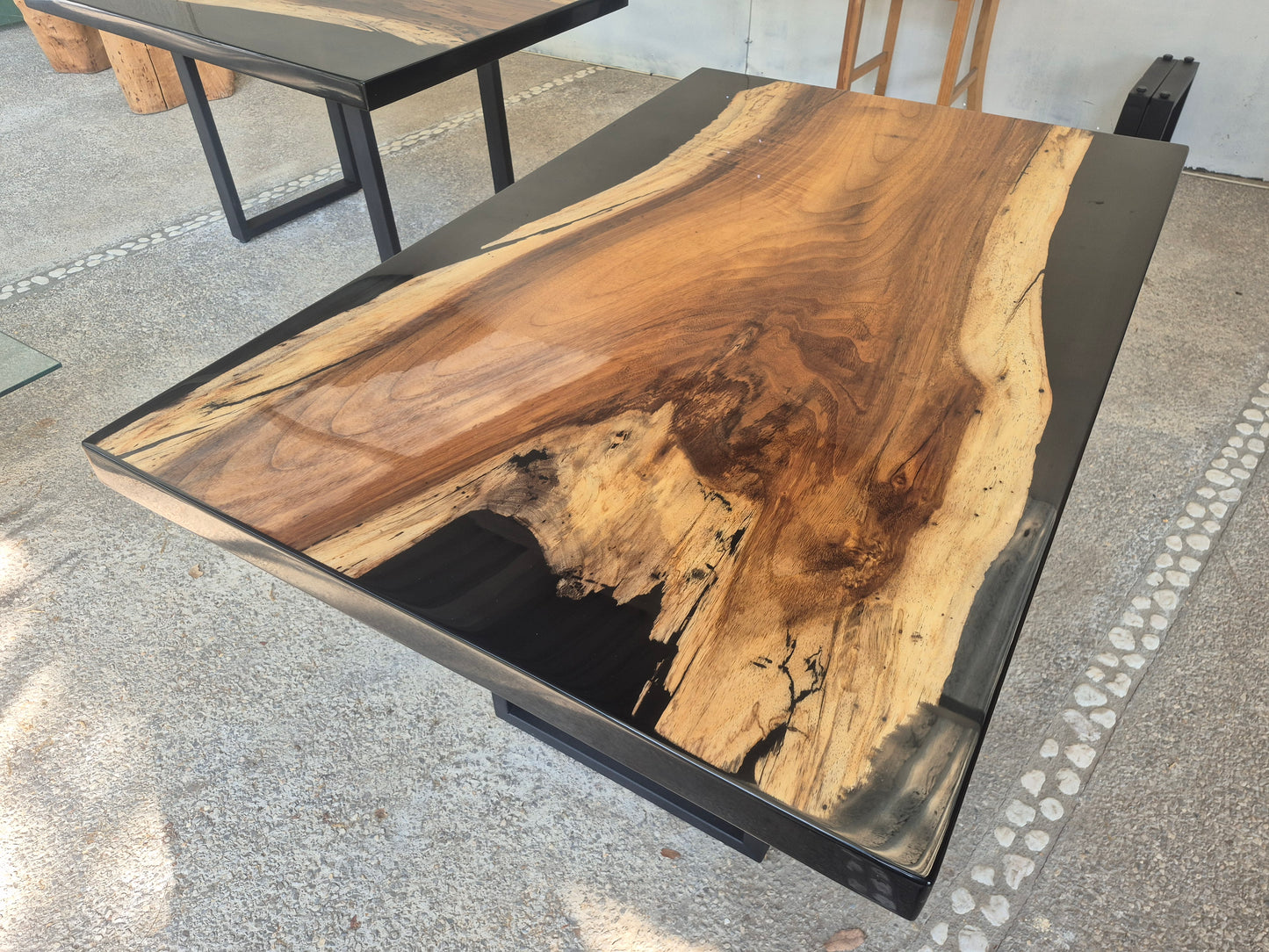 MESA DE COMEDOR PAROTA Y RESINA