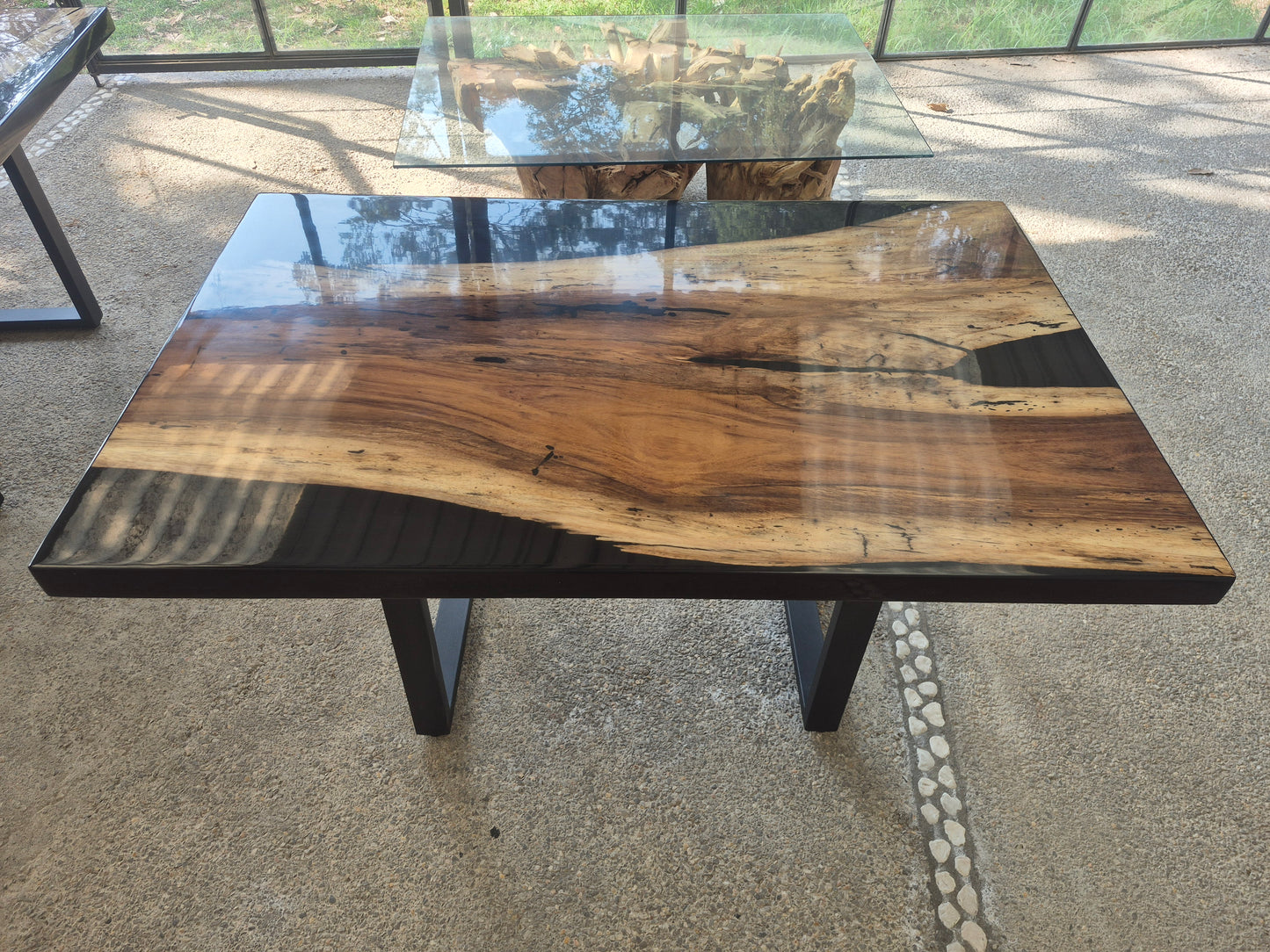 MESA DE COMEDOR PAROTA Y RESINA