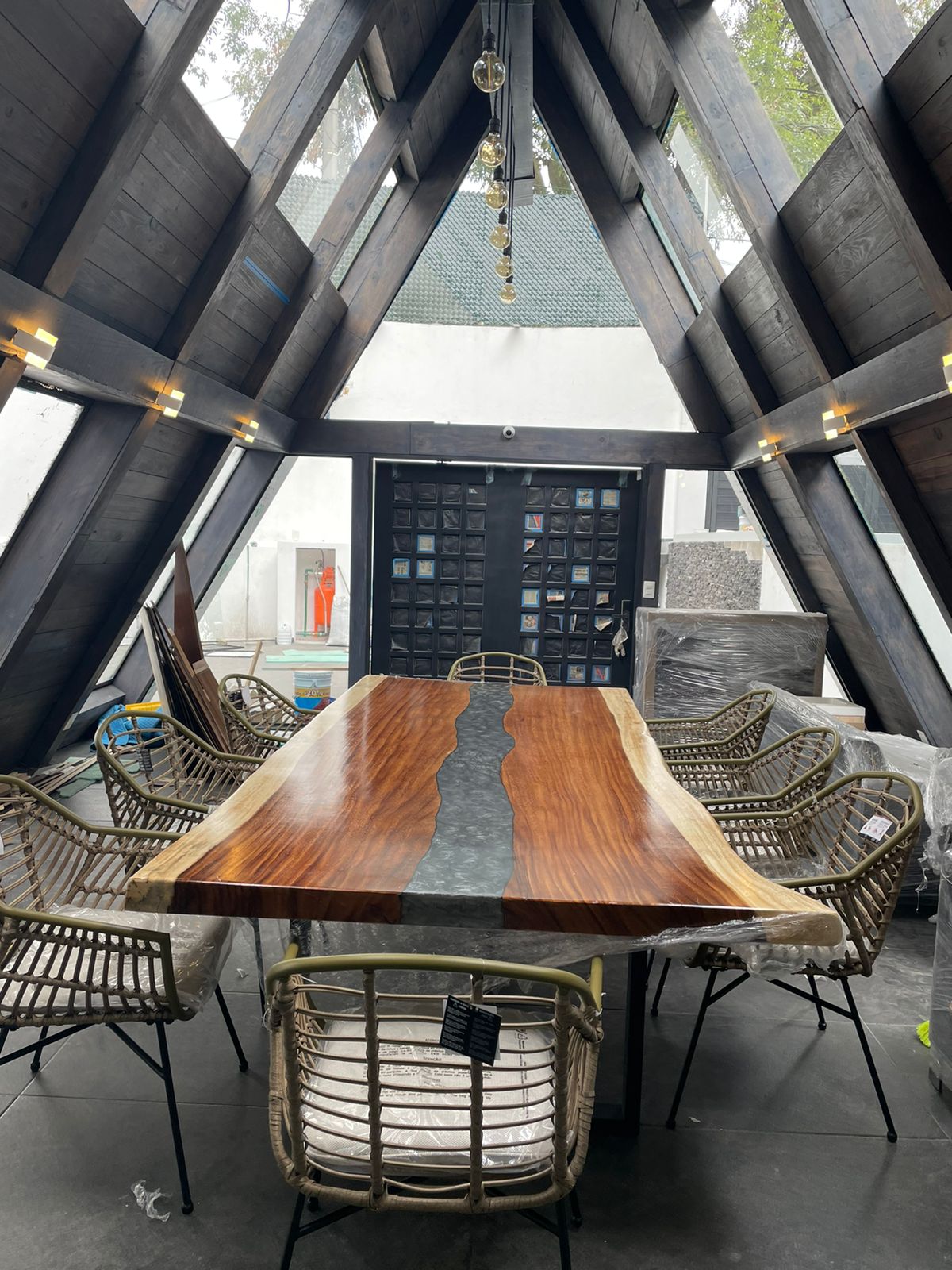MESA DE COMEDOR PAROTA Y RESINA