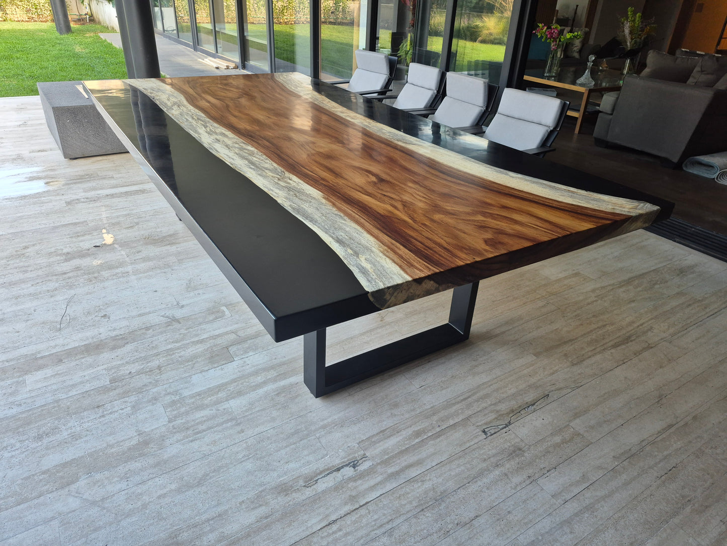 MESA DE COMEDOR PAROTA Y RESINA